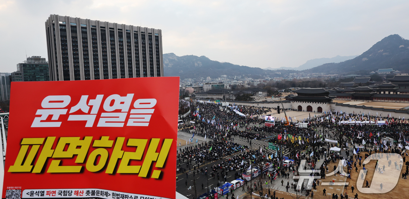 (서울=뉴스1) 장수영 기자 = 15일 오후 서울 종로구 광화문 일대에서 열린 윤석열 대통령 탄핵 촉구 집회에 참가한 시민들이 대통령 파면을 촉구하고 있다. 2025.2.15/뉴스 …