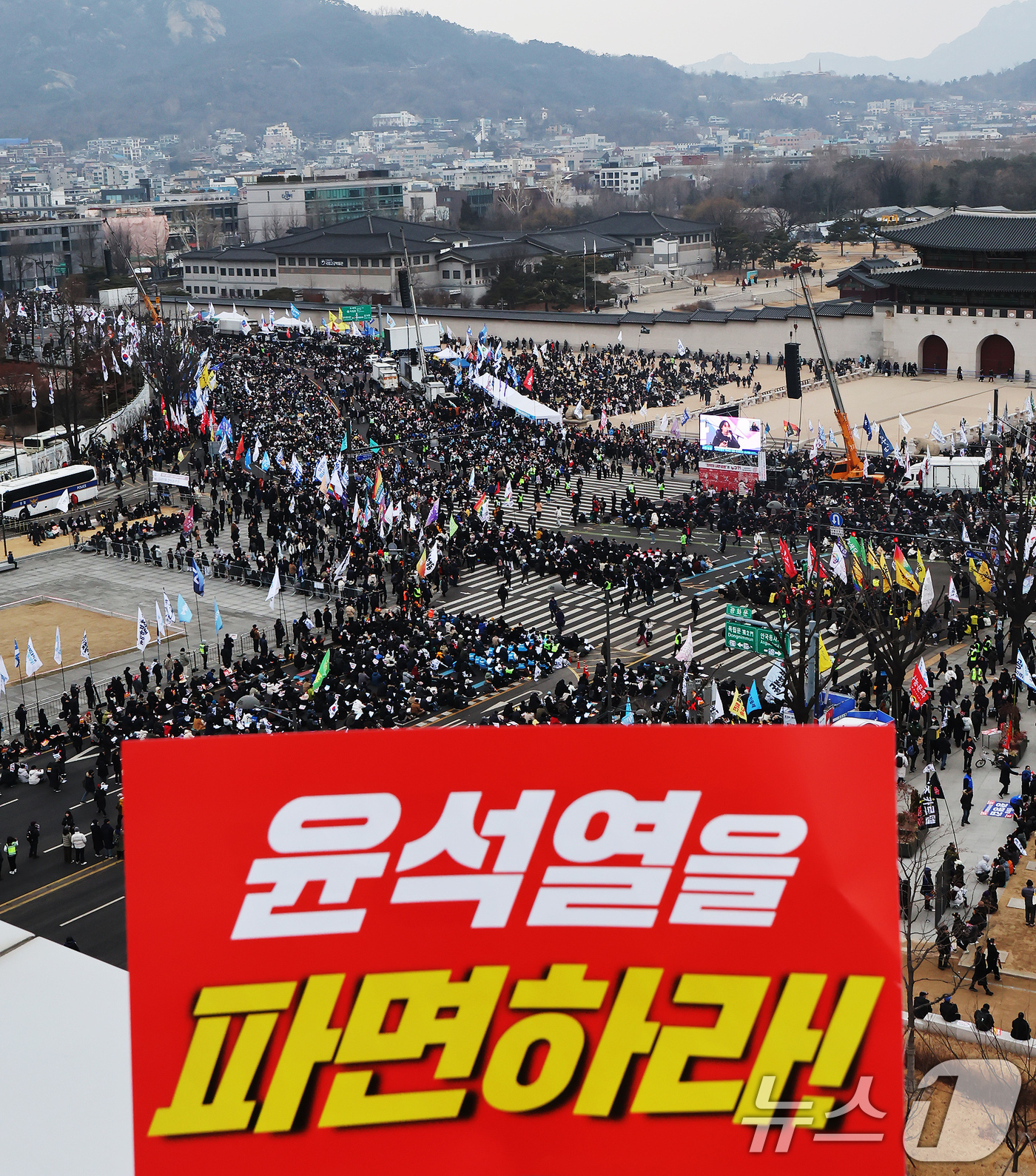 (서울=뉴스1) 장수영 기자 = 15일 오후 서울 종로구 광화문 일대에서 열린 윤석열 대통령 탄핵 촉구 집회에 참가한 시민들이 대통령 파면을 촉구하고 있다. 2025.2.15/뉴스 …