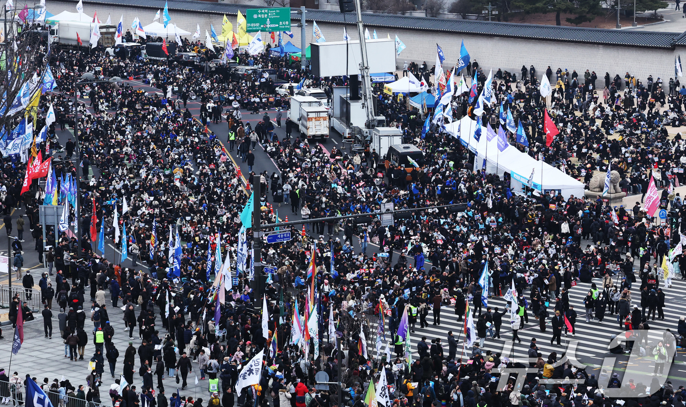 (서울=뉴스1) 장수영 기자 = 15일 오후 서울 종로구 광화문 일대에서 열린 윤석열 대통령 탄핵 촉구 집회에 참가한 시민들이 대통령 파면을 촉구하고 있다. 2025.2.15/뉴스 …
