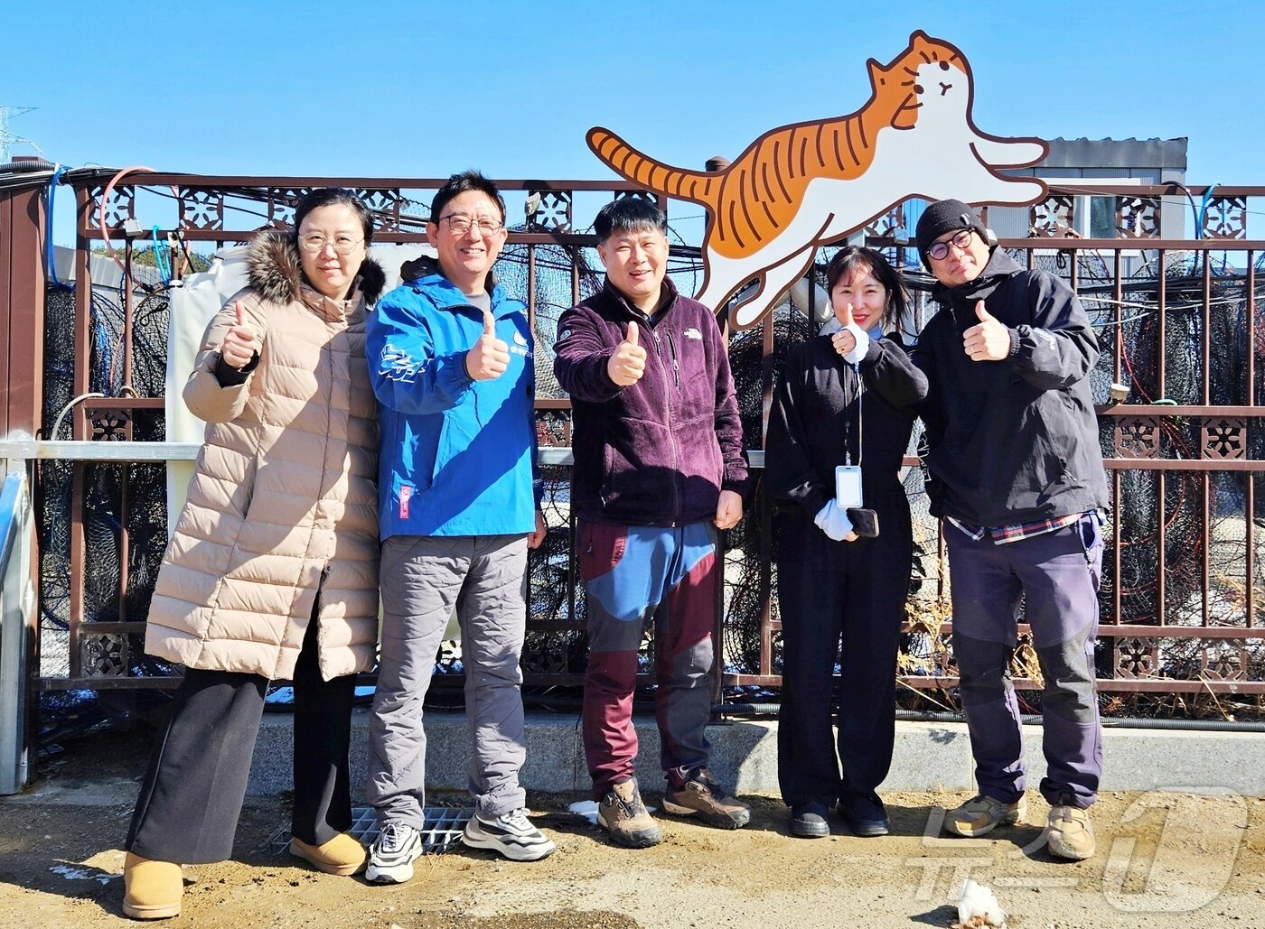 본문 이미지 - 선재도에서 공존을 모색한 사람들. 왼쪽부터 김정희 박순석 수의사, 선재낚시공원 조부형 대표와 연보라 팀장, 최우영 PD ⓒ 뉴스1