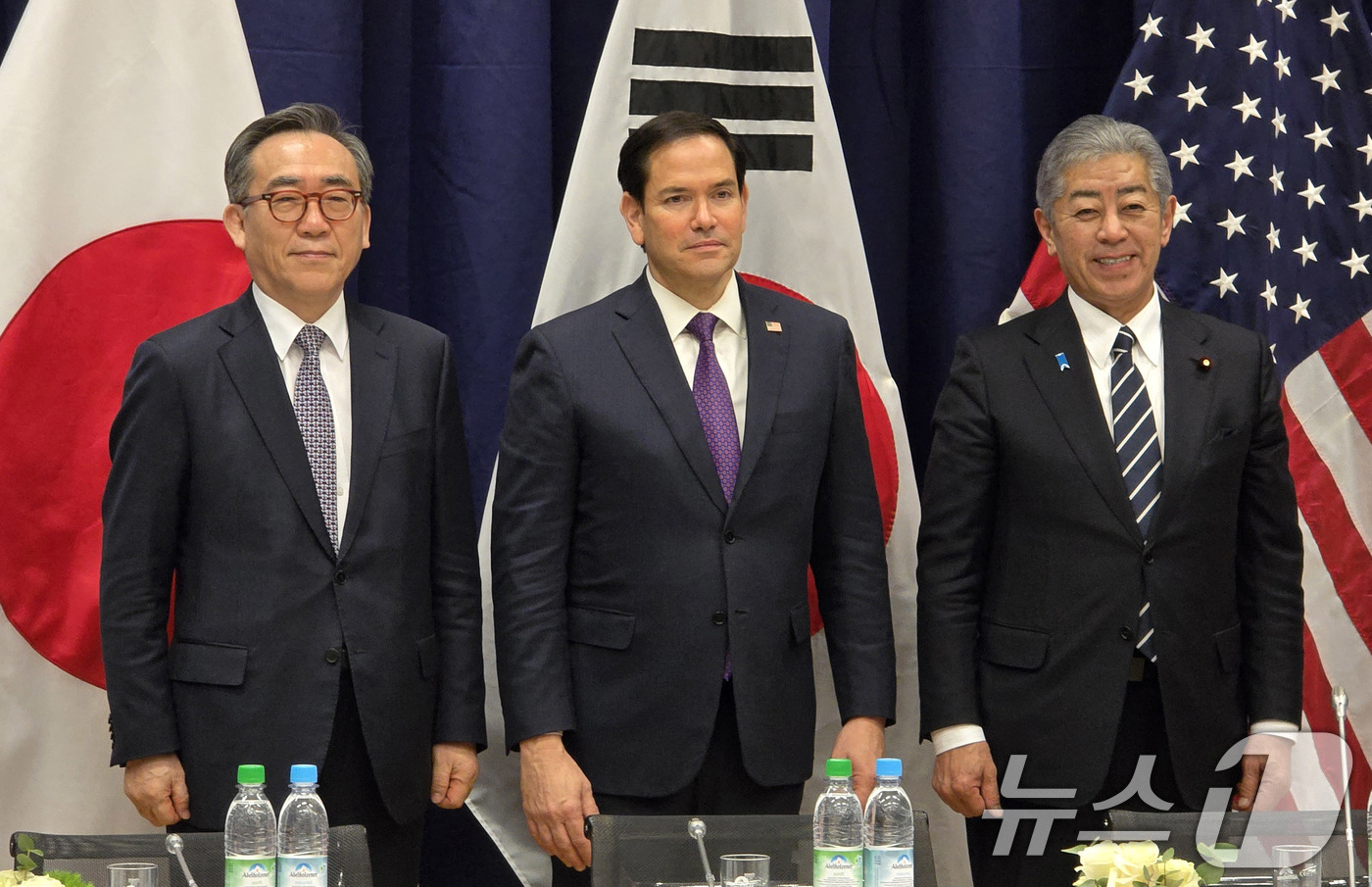 (독일(윈헨)=뉴스1) 공동취재단 = 뮌헨안보회의(MSC)에 참석차 독일에 출장중인 조태열 외교부 장관(왼쪽 첫번째)이 15일(현지시간) 독일 뮌헨 코메르츠방크에서 열린 한미일 외 …