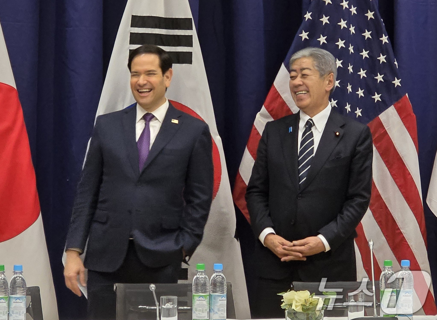 (독일(윈헨)=뉴스1) 공동취재단 = 15일(현지시간) 독일 뮌헨 코메르츠방크에서 열린 한미일 외교장관회담에서 마코 루비오 미국 외교장관(왼쪽)과 이와야 다케시 일본 외무상이 기념 …