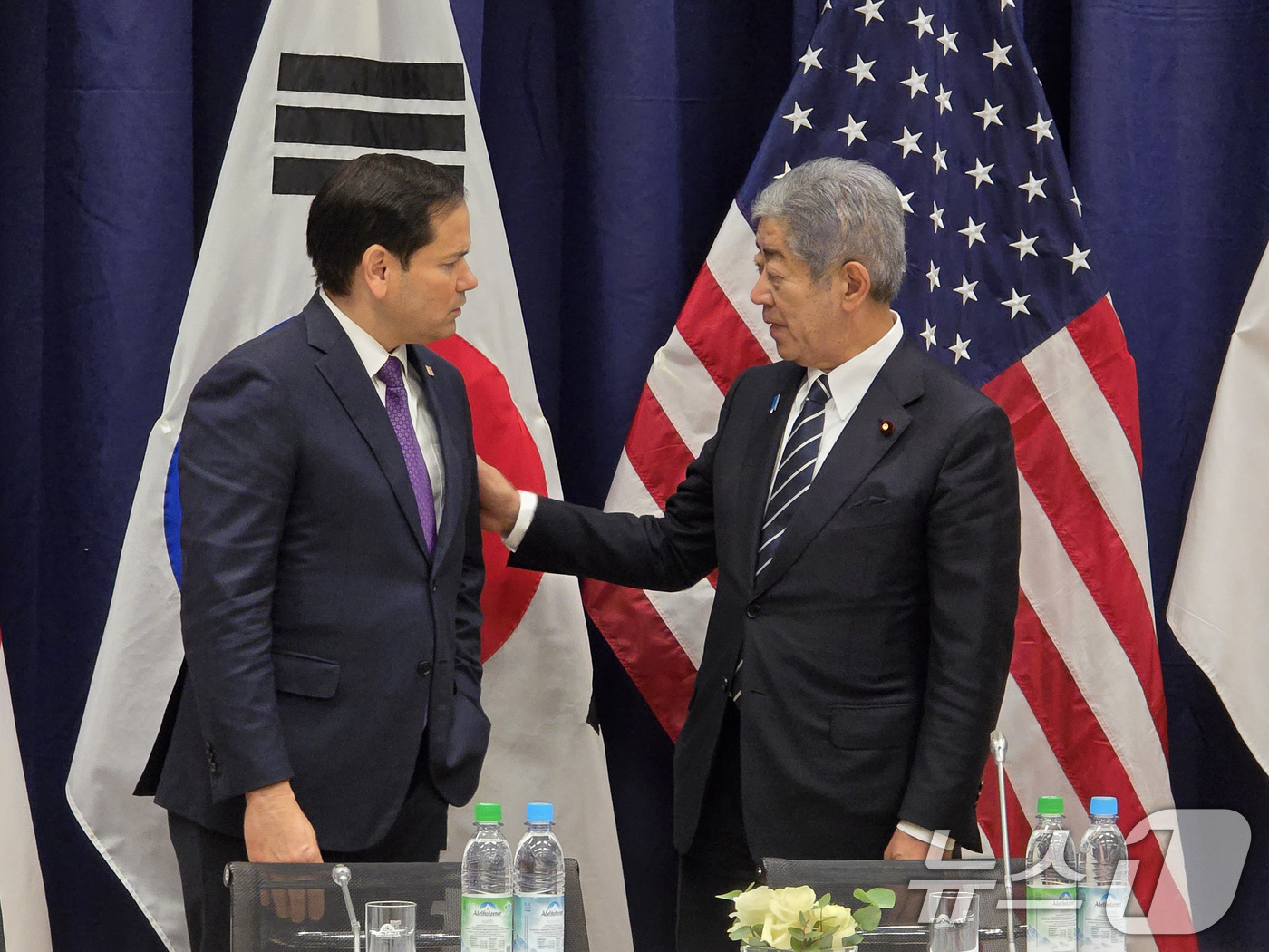 (독일(윈헨)=뉴스1) 공동취재단 = 15일(현지시간) 독일 뮌헨 코메르츠방크에서 열린 한미일 외교장관회담에서 마코 루비오 미국 외교장관(왼쪽)과 이와야 다케시 일본 외무상이 이야 …