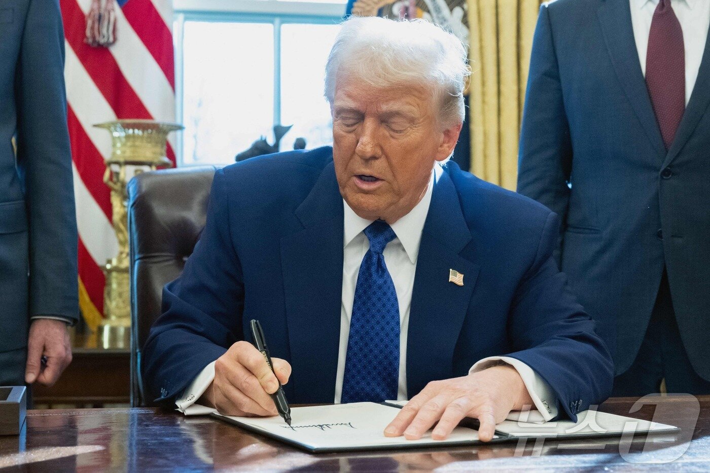 본문 이미지 - 도널드 트럼프 미국 대통령이 지난 2월 14일&#40;현지시간&#41; 워싱턴 백악관에서 코로나19 백신 접종을 의무화하는 학교와 대학에 연방정부 자금 지원 중단을 지시하는 행정명령에 서명을 하고 있다. 2025.02.16 ⓒ AFP=뉴스1 ⓒ News1 우동명 기자