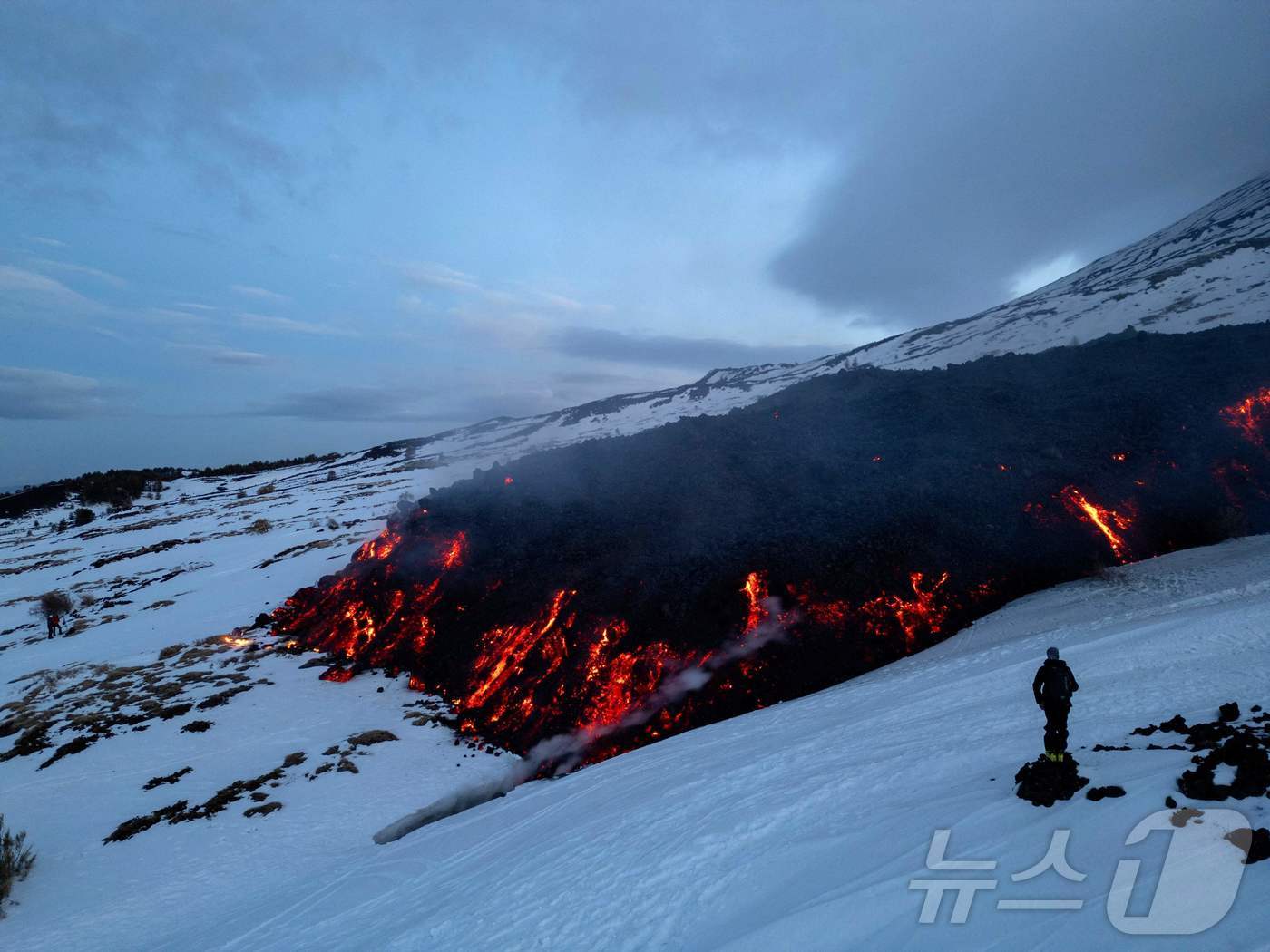 (카타니아 AFP=뉴스1) 우동명 기자 = 14일(현지시간) 이탈리아 시칠리아 섬 카타니아에 있는 에트나 화산이 분화해 붉은 용암을 분출하고 있다. 2025.02.16ⓒ AFP=뉴 …