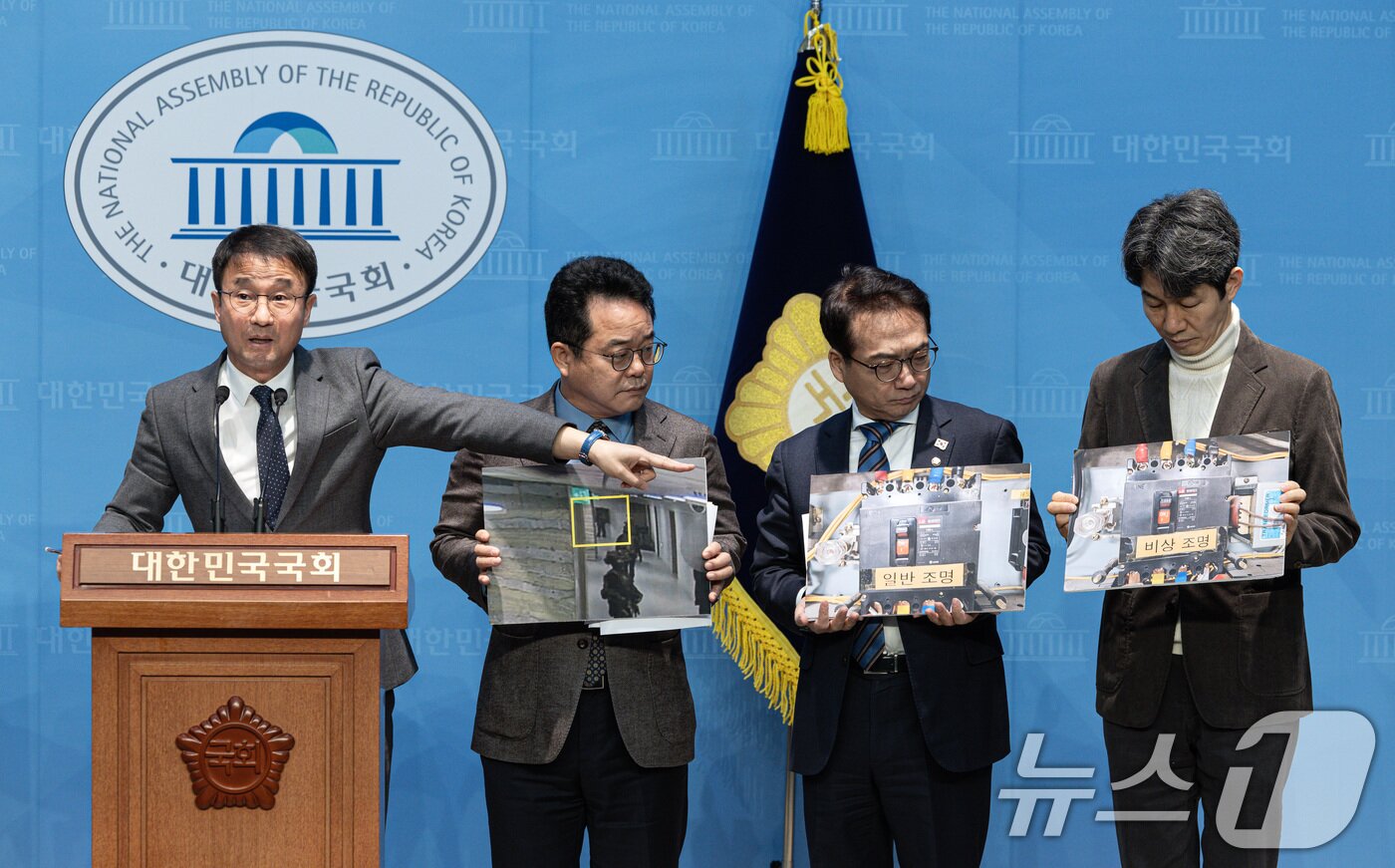 본문 이미지 - 한병도 윤석열 정부의 비상계엄 선포를 통한 내란 혐의 진상규명 국정조사특별위원회 더불어민주당 간사를 비롯한 위원들이 16일 오전 서울 여의도 국회 소통관에서 긴급 기자회견을 열고 비상계엄 선포 당시 국회 본관 일부 전력을 차단했다는 사실을 확인했다고 발표하고 있다. 2025.2.16/뉴스1 ⓒ News1 이재명 기자