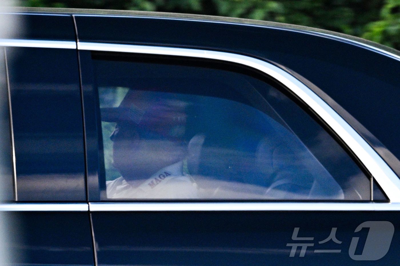 (웨스트 팜비치 AFP=뉴스1) 우동명 기자 = 도널드 트럼프 미국 대통령이 15일(현지시간) 플로리다주 웨스타 팜비치에 있는 트럼프 인터내셔널 골프 클럽에서 차량을 타고 떠나고 …