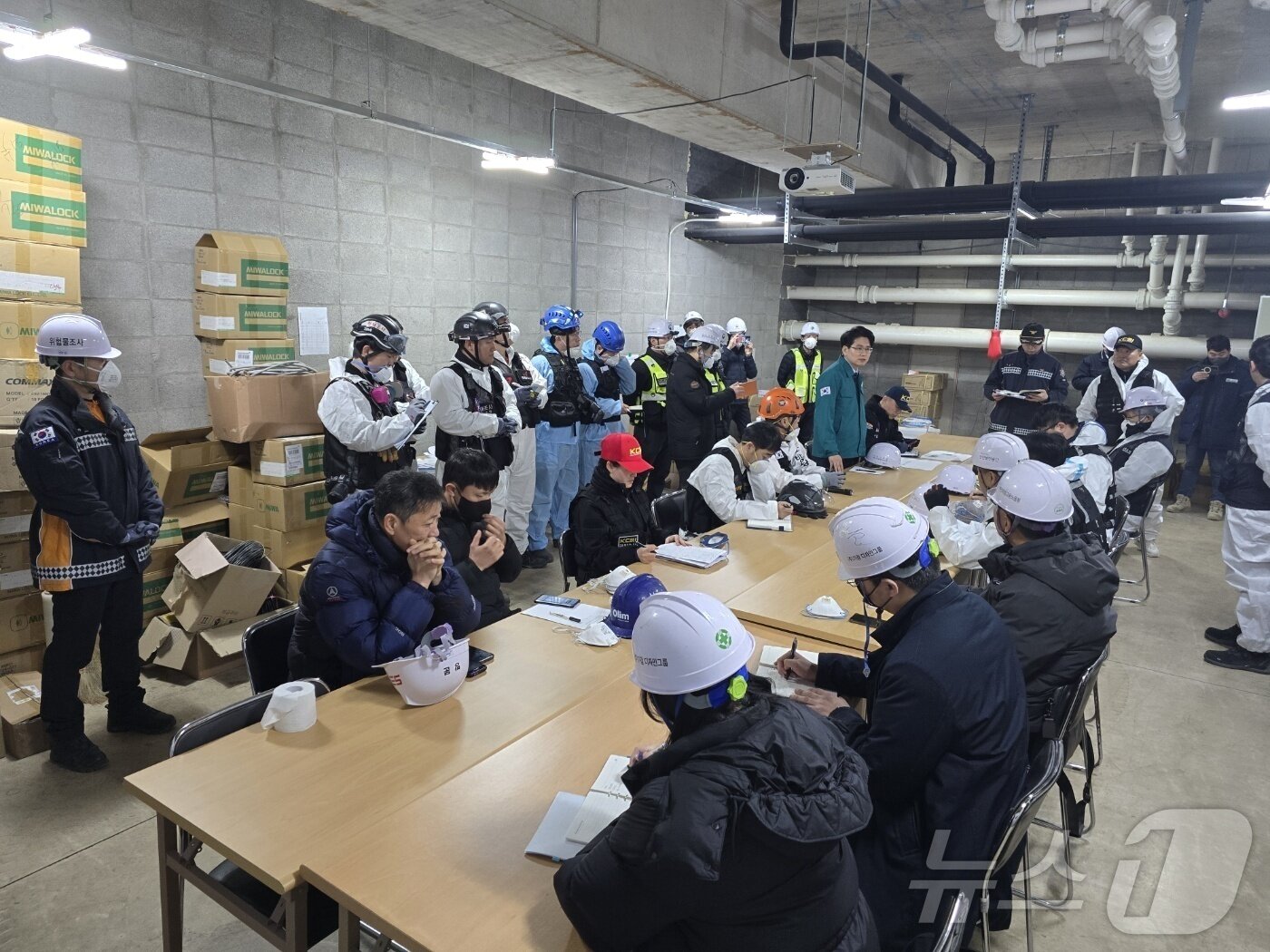 본문 이미지 - 16일 오전 부산 기장군 부산 반얀트리 호텔 공사장 화재 현장에서 소방, 경찰, 기장군, 고용노동부, 안전보건공사, 전기안전공사, 시행사 삼정건설 관계자들이 합동감식에 앞서 투입인원 수, 조사 방식 등을 논의하고 있다.&#40;부산경찰청 제공. 재판매 및 DB 금지&#41;2025.2.16/뉴스1 ⓒ News1 장광일 기자