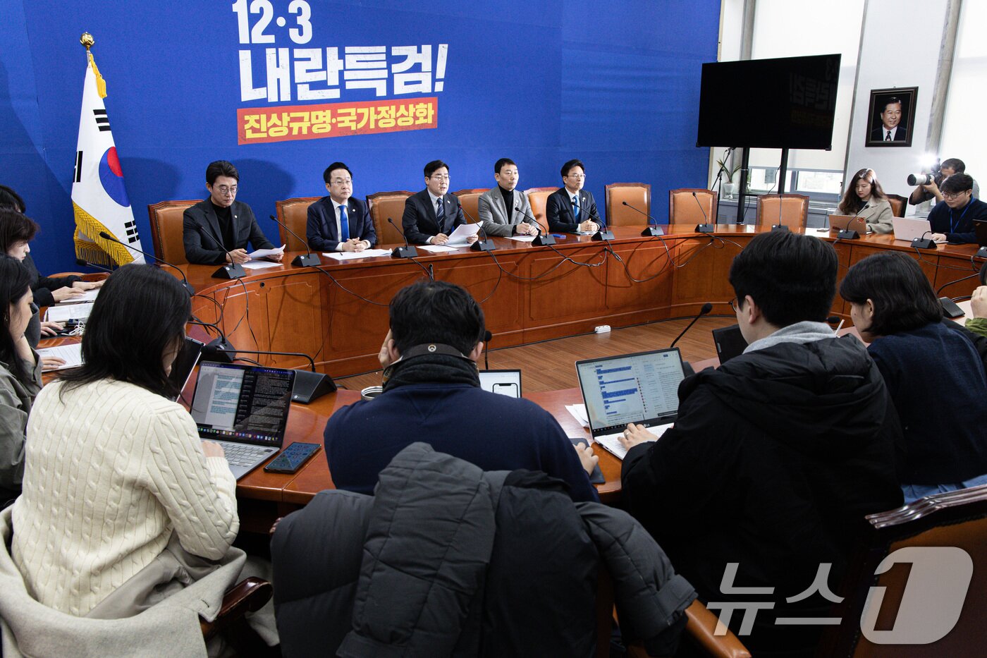 본문 이미지 - 박찬대 더불어민주당 원내대표가 16일 오전 서울 여의도 국회에서 열린 기자간담회에서 발언을 하고 있다. 2025.2.16/뉴스1 ⓒ News1 이재명 기자
