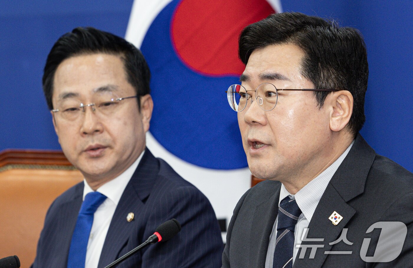 본문 이미지 - 박찬대 더불어민주당 원내대표가 16일 오전 서울 여의도 국회에서 열린 기자간담회에서 발언을 하고 있다. 2025.2.16/뉴스1 ⓒ News1 이재명 기자