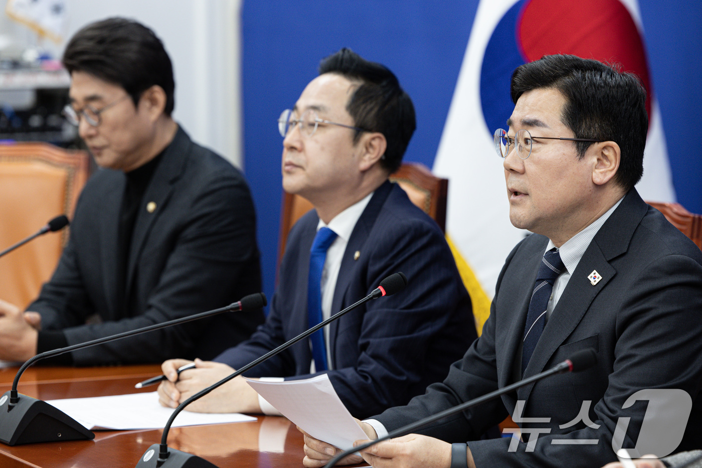 (서울=뉴스1) 이재명 기자 = 박찬대 더불어민주당 원내대표가 16일 오전 서울 여의도 국회에서 열린 기자간담회에서 발언을 하고 있다. 2025.2.16/뉴스1