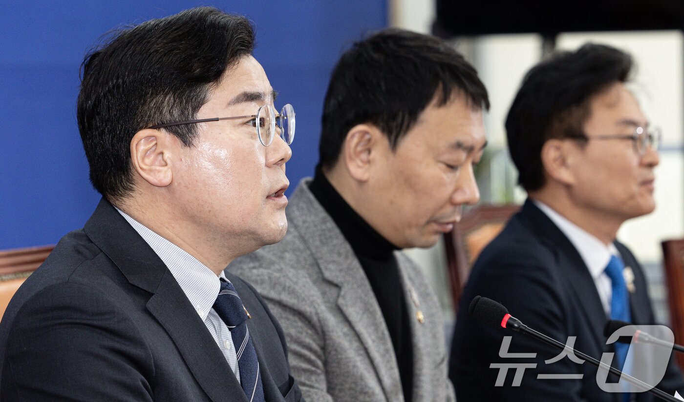 본문 이미지 - 박찬대 더불어민주당 원내대표가 16일 오전 서울 여의도 국회에서 열린 기자간담회에서 발언을 하고 있다. 2025.2.16/뉴스1 ⓒ News1 이재명 기자