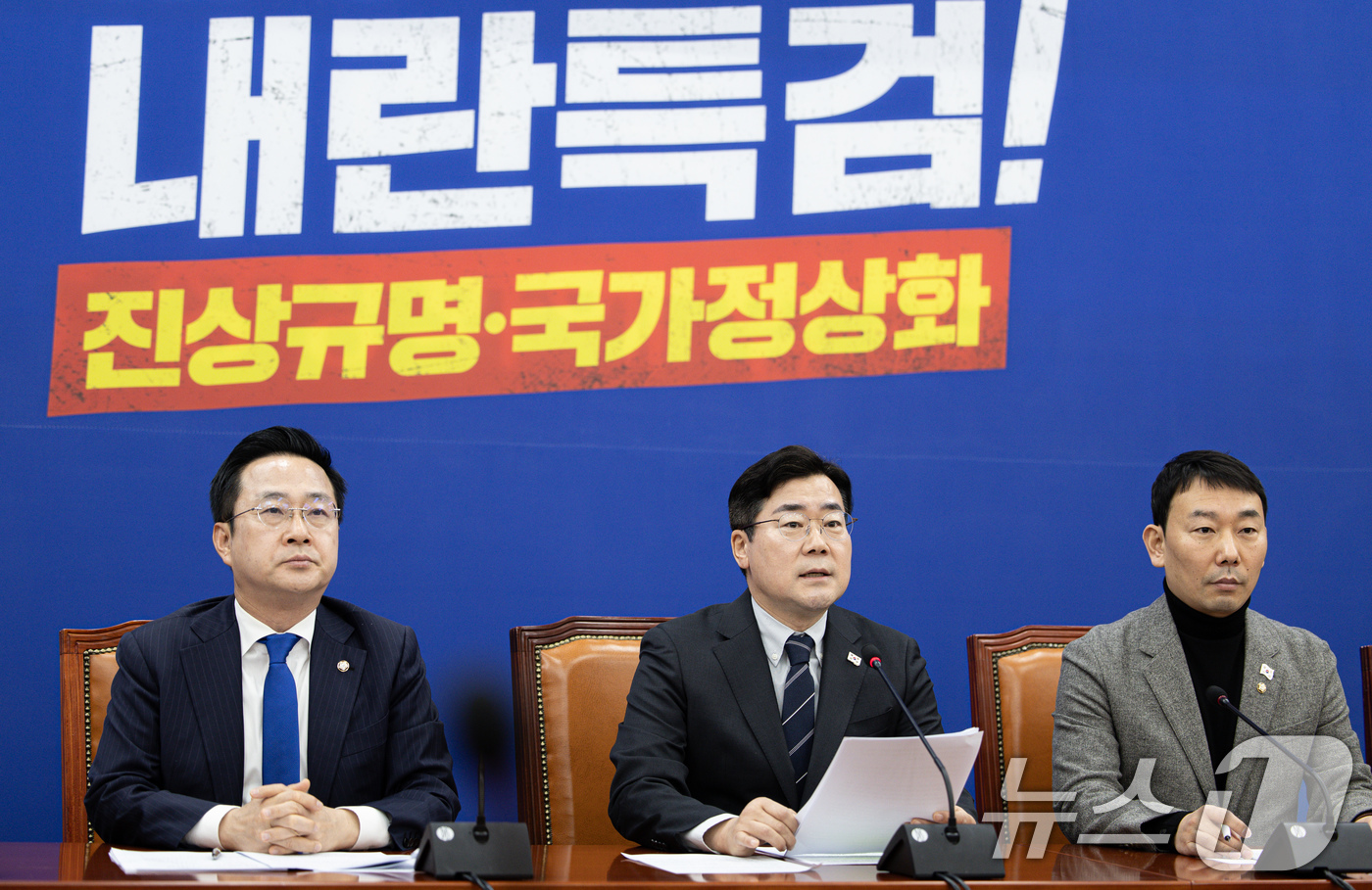 (서울=뉴스1) 이재명 기자 = 박찬대 더불어민주당 원내대표가 16일 오전 서울 여의도 국회에서 열린 기자간담회에서 발언을 하고 있다. 2025.2.16/뉴스1