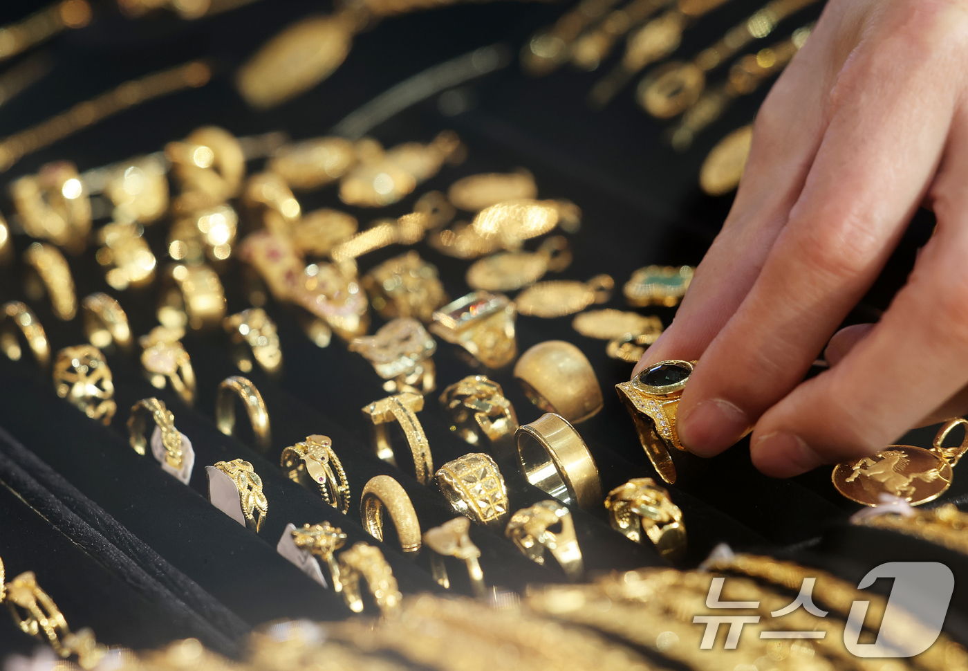 (서울=뉴스1) 오대일 기자 = 금 현물시장 'KRX 금시장'의 시장가가 국제 금 시세보다 비싼 상태가 계속되는 등 금 투자 수요가 폭증하는 가운데 16일 서울 종로구의 한 귀금속 …