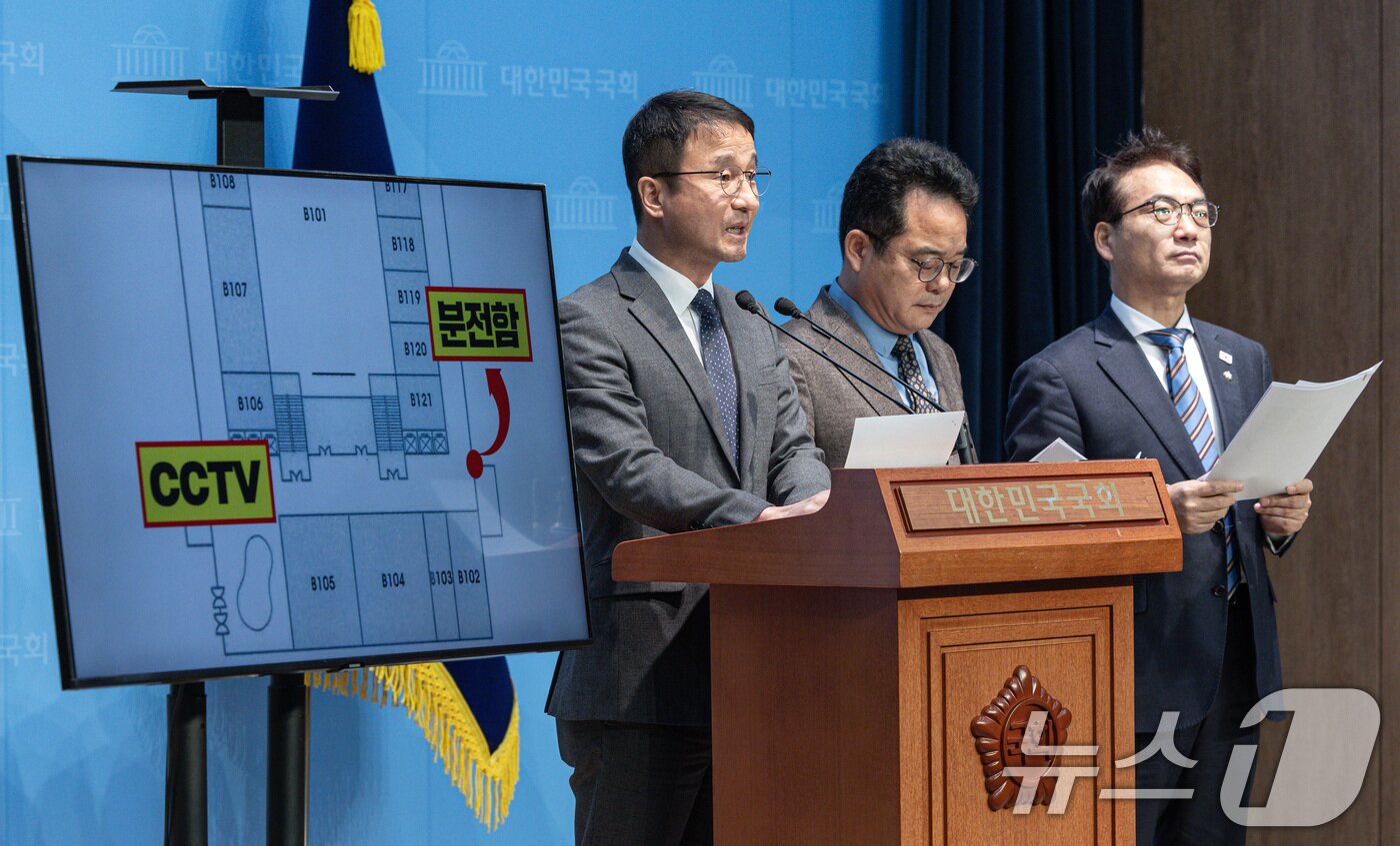본문 이미지 - 한병도 윤석열 정부의 비상계엄 선포를 통한 내란 혐의 진상규명 국정조사특별위원회 더불어민주당 간사를 비롯한 위원들이 16일 오전 서울 여의도 국회 소통관에서 긴급 기자회견을 열고 비상계엄 선포 당시 국회 본관 일부 전력을 차단했다는 사실을 확인했다고 발표하고 있다. 2025.2.16/뉴스1 ⓒ News1 이재명 기자