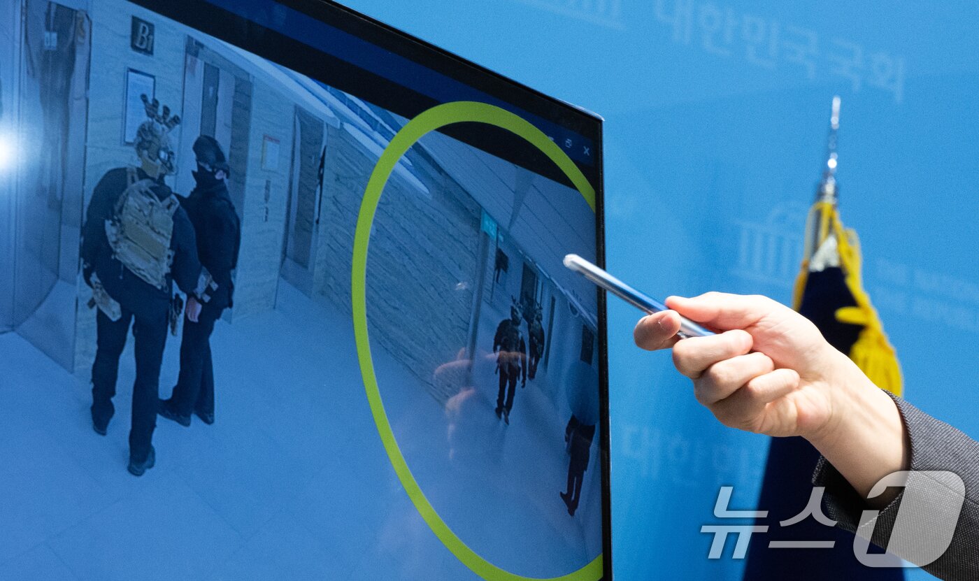 본문 이미지 - 한병도 윤석열 정부의 비상계엄 선포를 통한 내란 혐의 진상규명 국정조사특별위원회 더불어민주당 간사를 비롯한 위원들이 16일 오전 서울 여의도 국회 소통관에서 긴급 기자회견을 열고 비상계엄 선포 당시 국회 본관 일부 전력을 차단했다는 사실을 확인했다고 발표하고 있다. 2025.2.16/뉴스1 ⓒ News1 이재명 기자