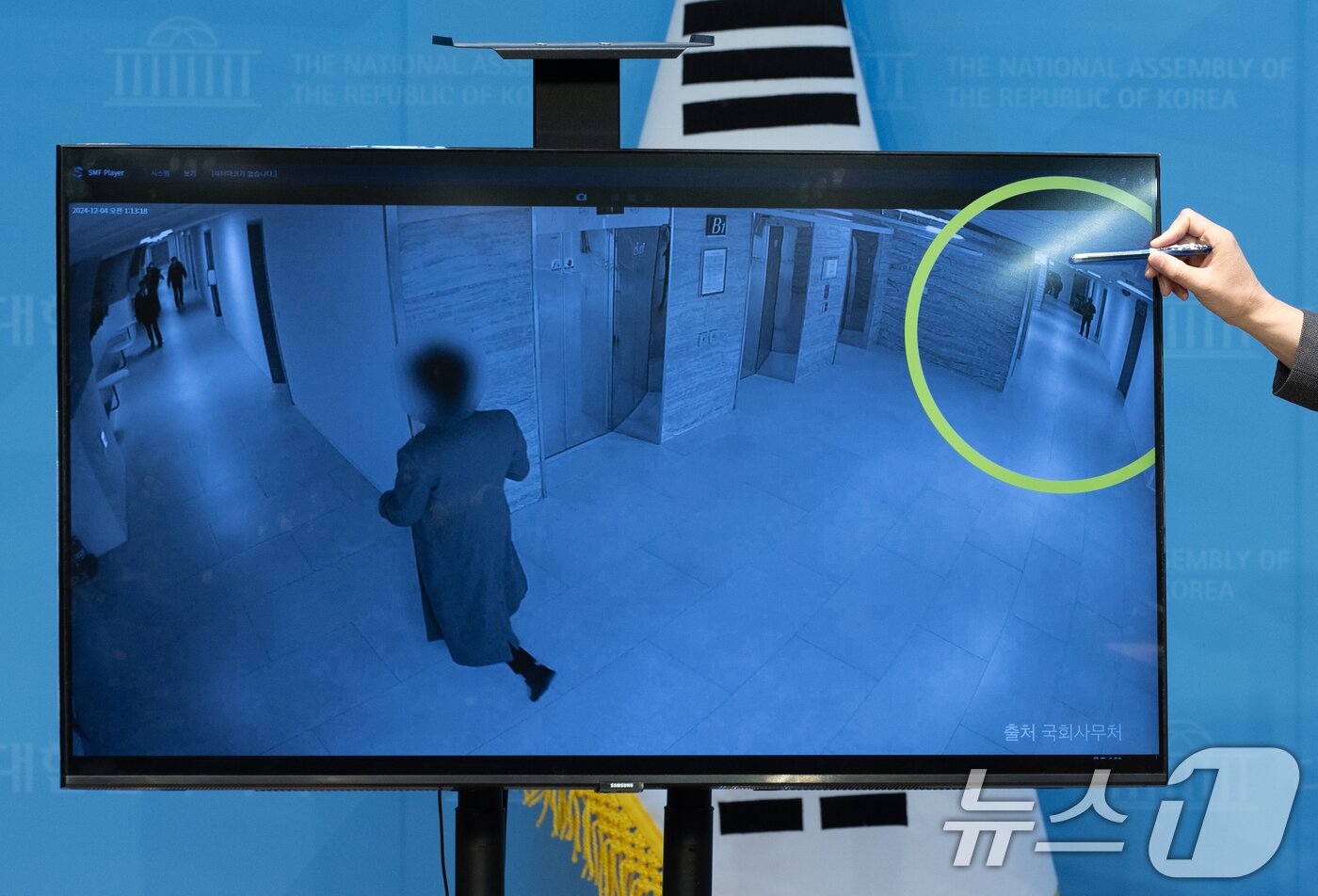 본문 이미지 - 한병도 윤석열 정부의 비상계엄 선포를 통한 내란 혐의 진상규명 국정조사특별위원회 더불어민주당 간사를 비롯한 위원들이 16일 오전 서울 여의도 국회 소통관에서 긴급 기자회견을 열고 비상계엄 선포 당시 국회 본관 일부 전력을 차단했다는 사실을 확인했다고 발표하고 있다. 2025.2.16/뉴스1 ⓒ News1 이재명 기자