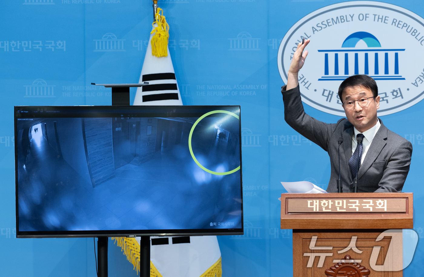 (서울=뉴스1) 이재명 기자 = 한병도 윤석열 정부의 비상계엄 선포를 통한 내란 혐의 진상규명 국정조사특별위원회 더불어민주당 간사를 비롯한 위원들이 16일 오전 서울 여의도 국회 …