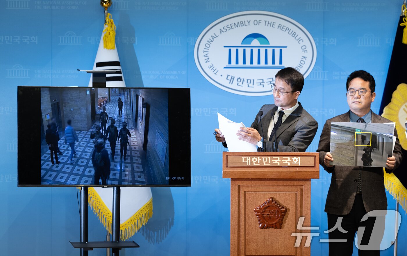 본문 이미지 - 한병도 윤석열 정부의 비상계엄 선포를 통한 내란 혐의 진상규명 국정조사특별위원회 더불어민주당 간사를 비롯한 위원들이 16일 오전 서울 여의도 국회 소통관에서 긴급 기자회견을 열고 비상계엄 선포 당시 국회 본관 일부 전력을 차단했다는 사실을 확인했다고 발표하고 있다. 2025.2.16/뉴스1 ⓒ News1 이재명 기자