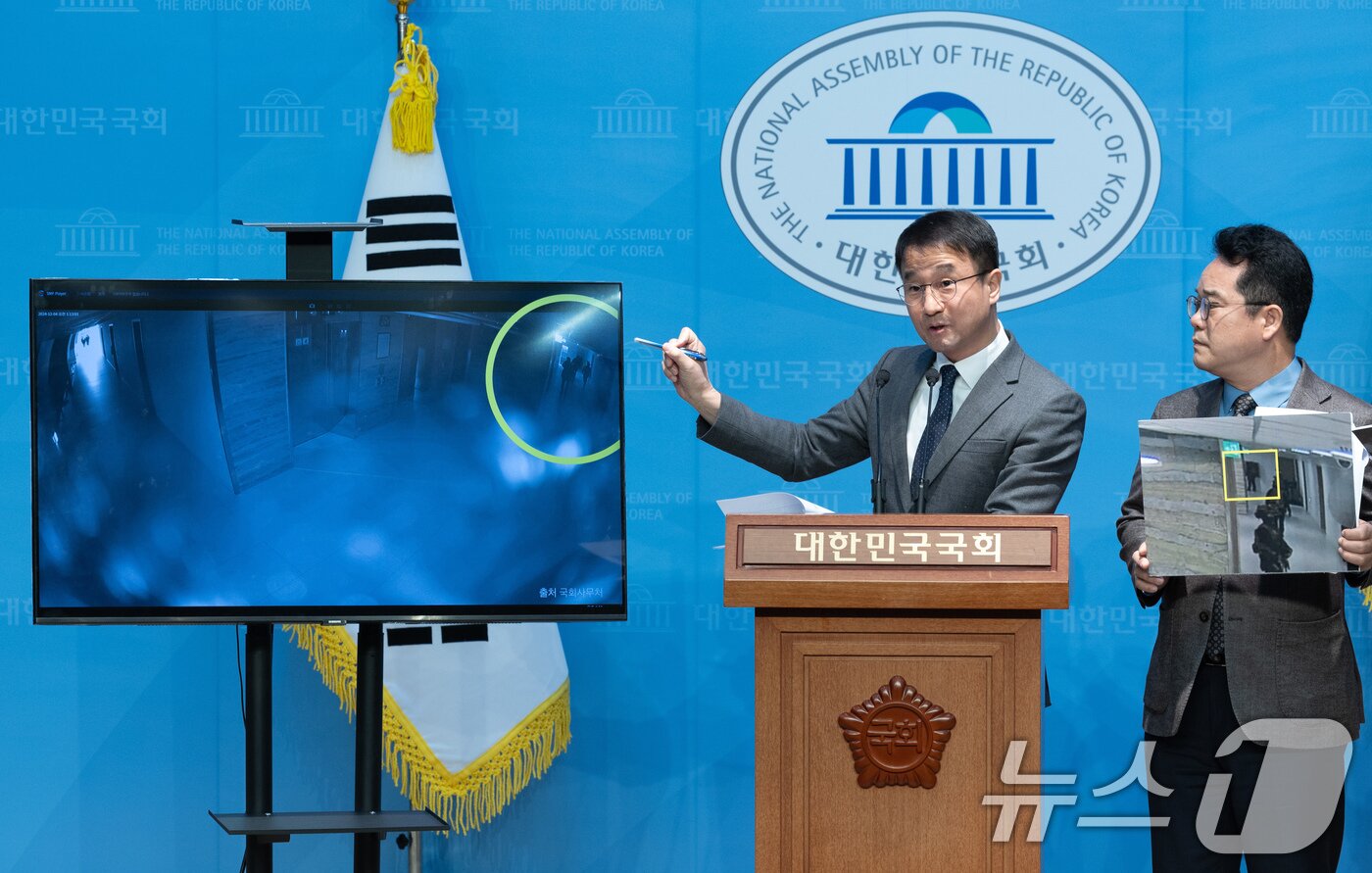 본문 이미지 - 한병도 윤석열 정부의 비상계엄 선포를 통한 내란 혐의 진상규명 국정조사특별위원회 더불어민주당 간사를 비롯한 위원들이 16일 오전 서울 여의도 국회 소통관에서 긴급 기자회견을 열고 비상계엄 선포 당시 국회 본관 일부 전력을 차단했다는 사실을 확인했다고 발표하고 있다. 2025.2.16/뉴스1 ⓒ News1 이재명 기자