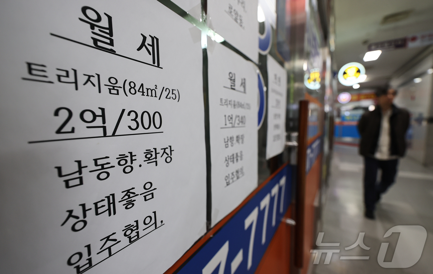 (서울=뉴스1) 김도우 기자 = 임대차 시장에서 높아진 전셋값 문턱에 월세 시장으로 이동하는 수요자들이 늘고 있다.부동산R114가 2023~2024년 서울 아파트 전월세 실거래 데 …