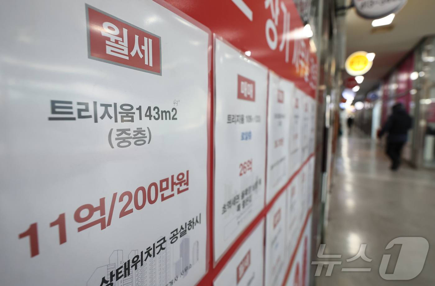 (서울=뉴스1) 김도우 기자 = 임대차 시장에서 높아진 전셋값 문턱에 월세 시장으로 이동하는 수요자들이 늘고 있다.부동산R114가 2023~2024년 서울 아파트 전월세 실거래 데 …