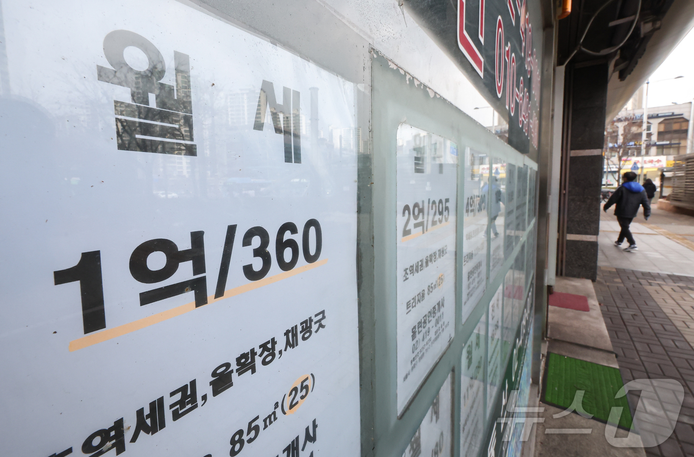 (서울=뉴스1) 김도우 기자 = 임대차 시장에서 높아진 전셋값 문턱에 월세 시장으로 이동하는 수요자들이 늘고 있다.부동산R114가 2023~2024년 서울 아파트 전월세 실거래 데 …