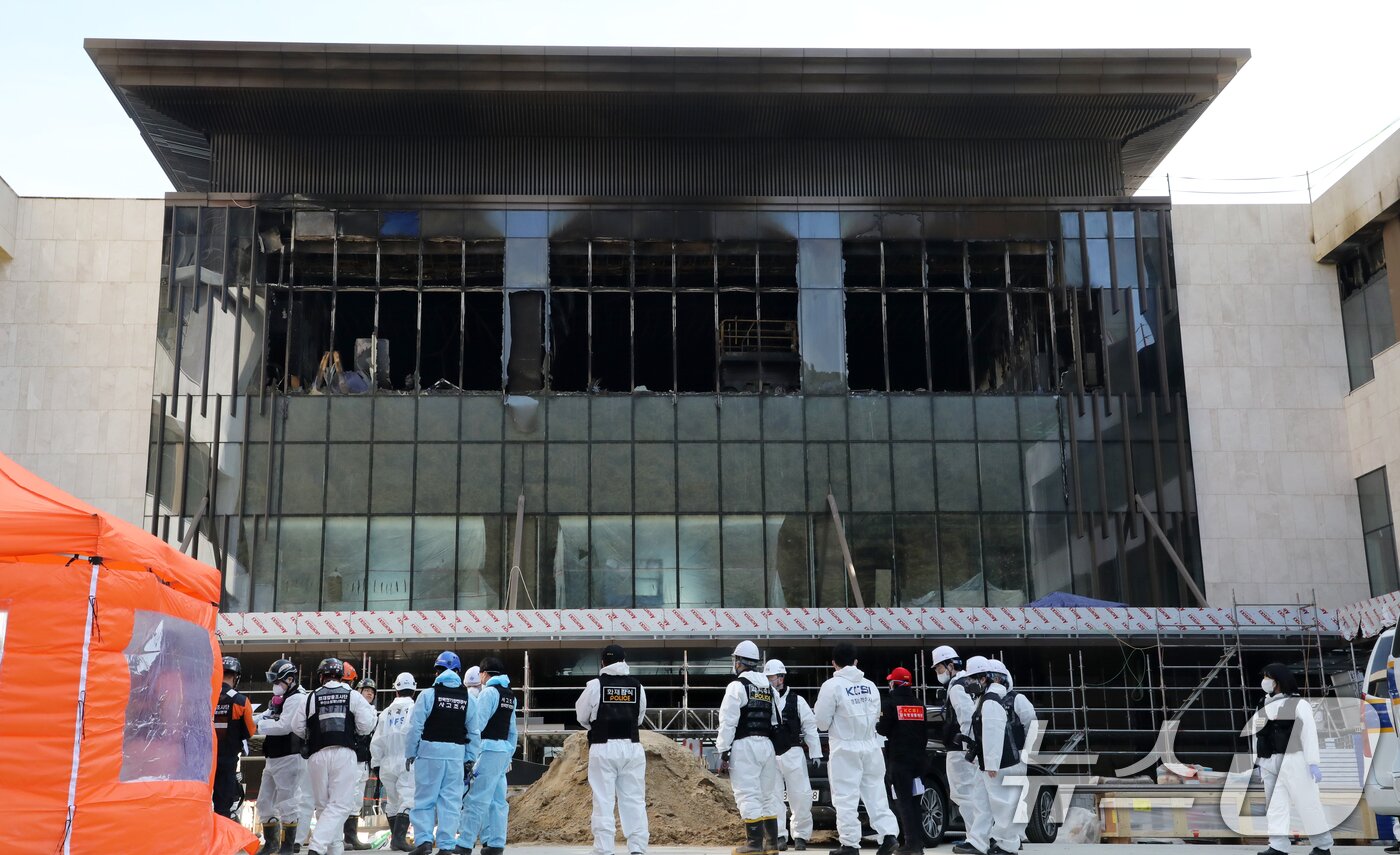 본문 이미지 - 부산 기장군 반얀트리 호텔 신축 공사장 화재 현장.2025.2.16/뉴스1 ⓒ News1 윤일지 기자