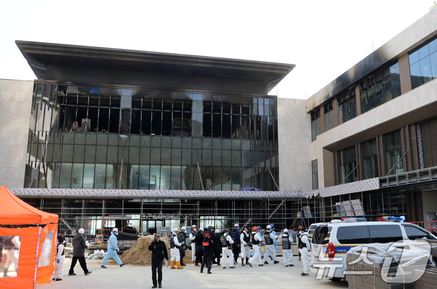 본문 이미지 - 16일 부산 기장군 반얀트리 호텔 신축 공사장 화재 현장에서 경찰과 과학수사대 화재감식팀, 소방 당국, 국립과학수사연구원, 국립재난안전원 등 관계자들이 합동 감식을 하기 위해 이동하고 있다. 2025.2.16/뉴스1 ⓒ News1 윤일지 기자