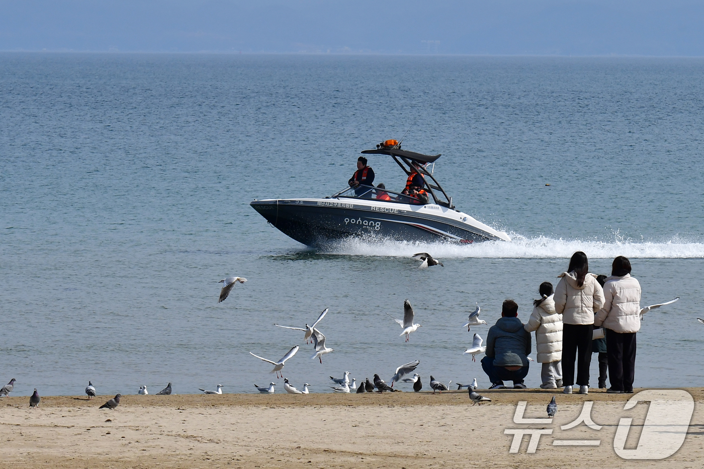 (포항=뉴스1) 최창호 기자 = 16일 오후 경북 포항시 북구 영일대해수욕장 백사장에서 시민과 관광객들이 휴일 오후를 보내고 있다. 2025.2.16/뉴스1