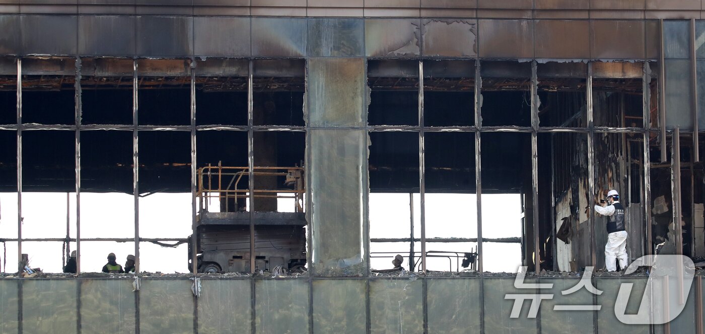 본문 이미지 - 16일 부산 기장군 반얀트리 호텔 신축 공사장 화재 현장에서 경찰과 과학수사대 화재감식팀, 소방 당국, 국립과학수사연구원, 국립재난안전원 등 관계자들이 합동 감식을 준비하고 있다. 지난 14일 오전 이곳에서 발생한 화재로 작업자 6명이 목숨을 잃었다. 2025.2.16/뉴스1 ⓒ News1 윤일지 기자