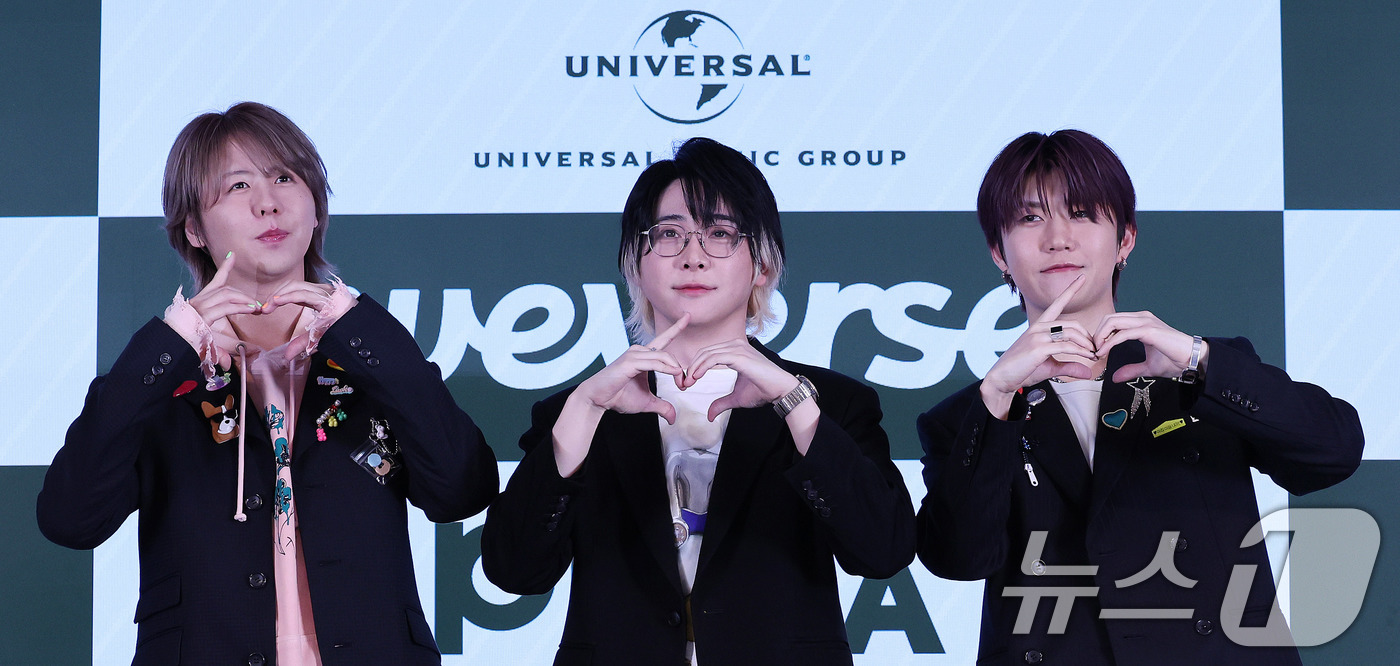 (서울=뉴스1) 박지혜 기자 = 일본 최정상급 인기 밴드 미세스 그린 애플의  후지사와 료카(왼쪽부터), 오모리 모토키, 와카이 히로토가 16일 서울 노보텔 앰배서더 서울 동대문 …