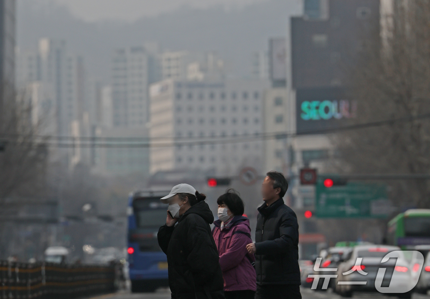 (서울=뉴스1) 오대일 기자 = 평년 기온을 웃도는 날씨 속에 초미세먼지가 기승을 부린 16일 오전 서울 종로구 횡단보도에서 시민들이 마스크를 쓴 채 발걸음을 재촉하고 있다. 기상 …