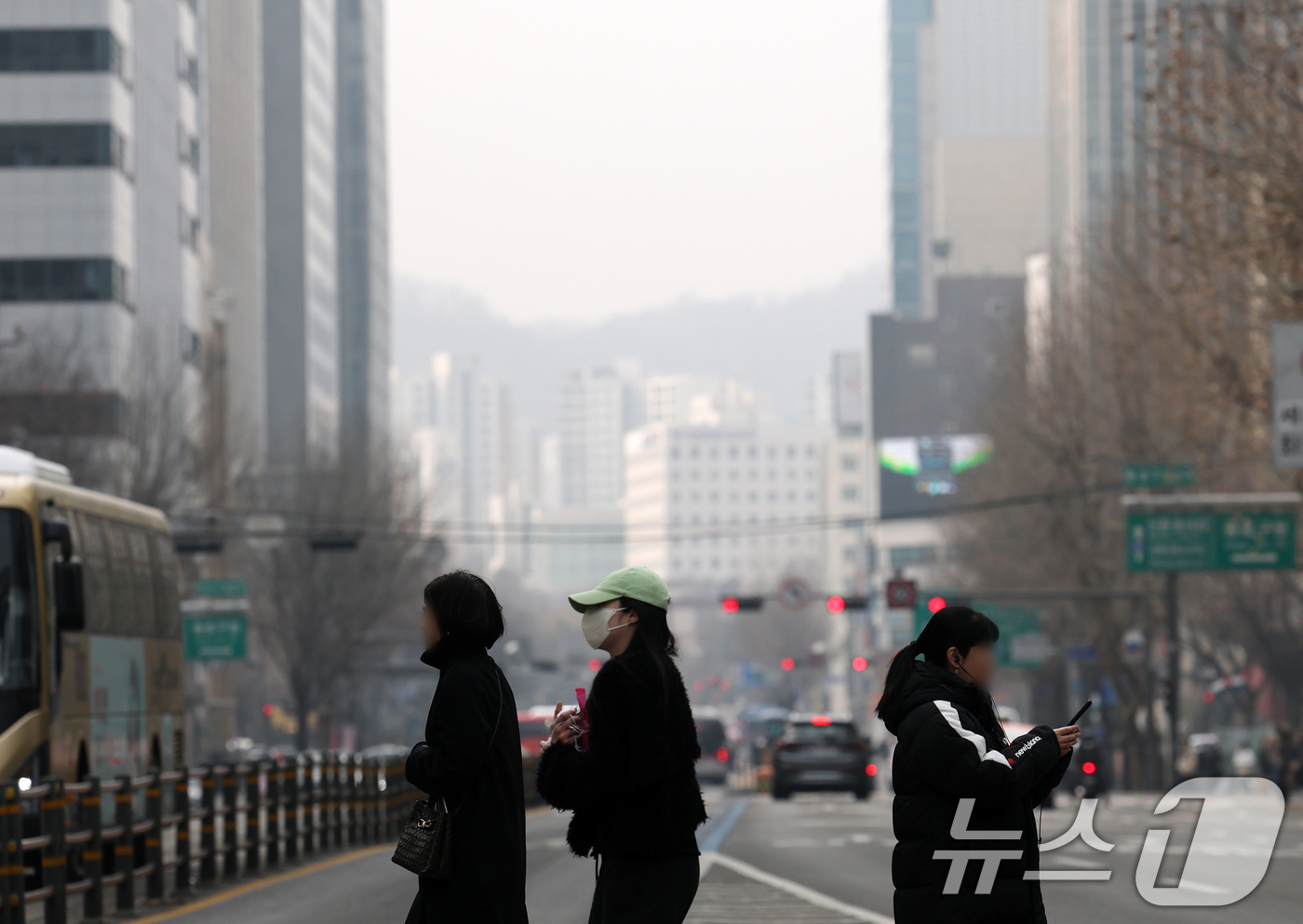 (서울=뉴스1) 오대일 기자 = 평년 기온을 웃도는 날씨 속에 초미세먼지가 기승을 부린 16일 오전 서울 종로구 횡단보도에서 시민들이 마스크를 쓴 채 발걸음을 재촉하고 있다. 기상 …