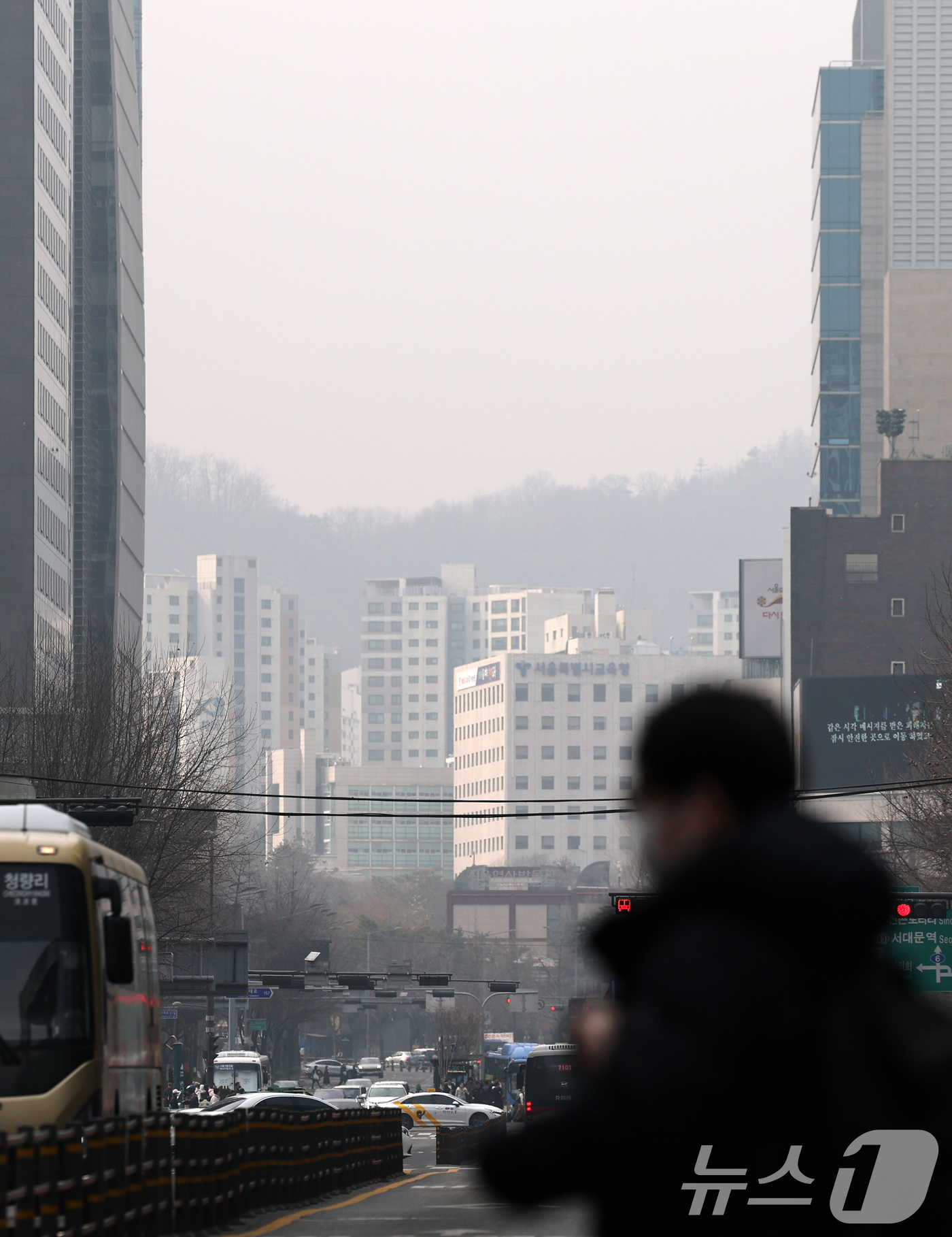(서울=뉴스1) 오대일 기자 = 평년 기온을 웃도는 날씨 속에 초미세먼지가 기승을 부린 16일 오전 서울 종로구 횡단보도에서 시민들이 마스크를 쓴 채 발걸음을 재촉하고 있다. 기상 …