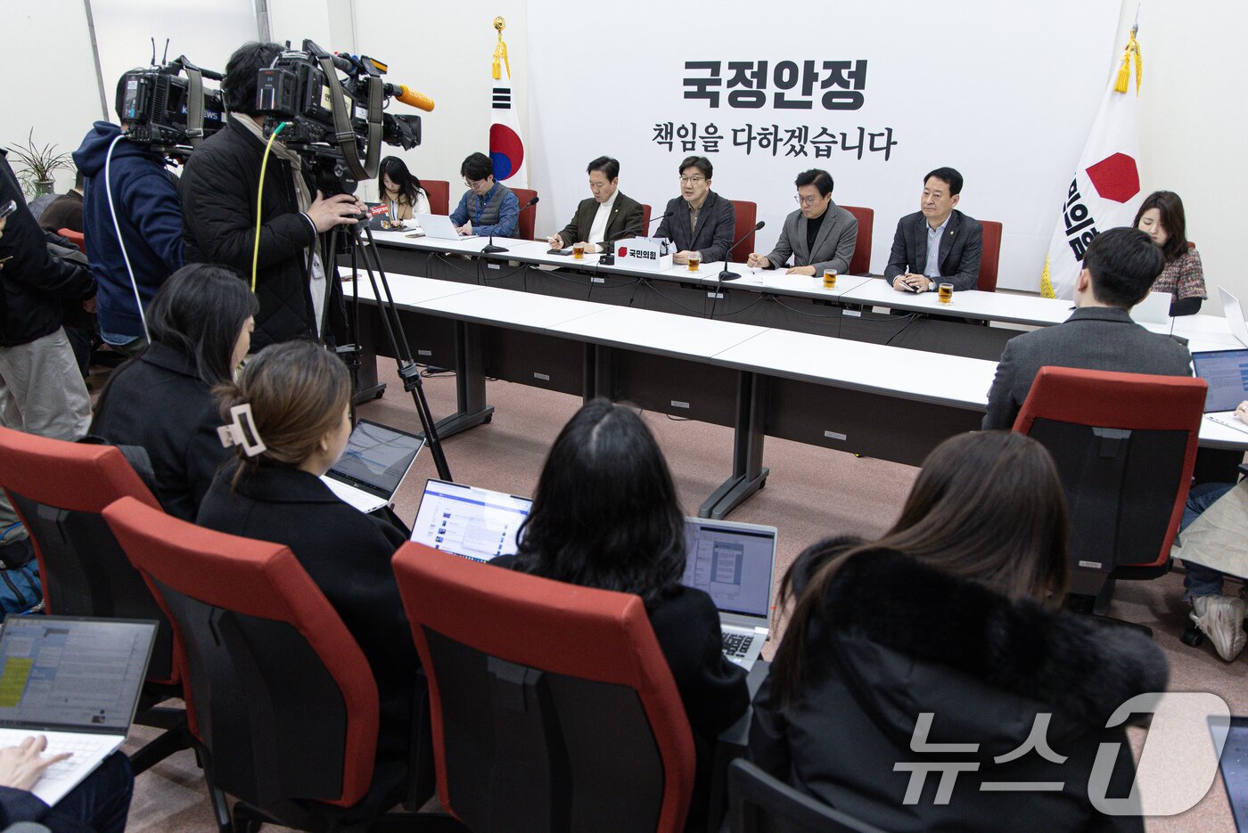 본문 이미지 - 권성동 국민의힘 원내대표가 16일 오후 서울 여의도 국회에서 현안 기자간담회를 하고 있다. 2025.2.16/뉴스1 ⓒ News1 이재명 기자