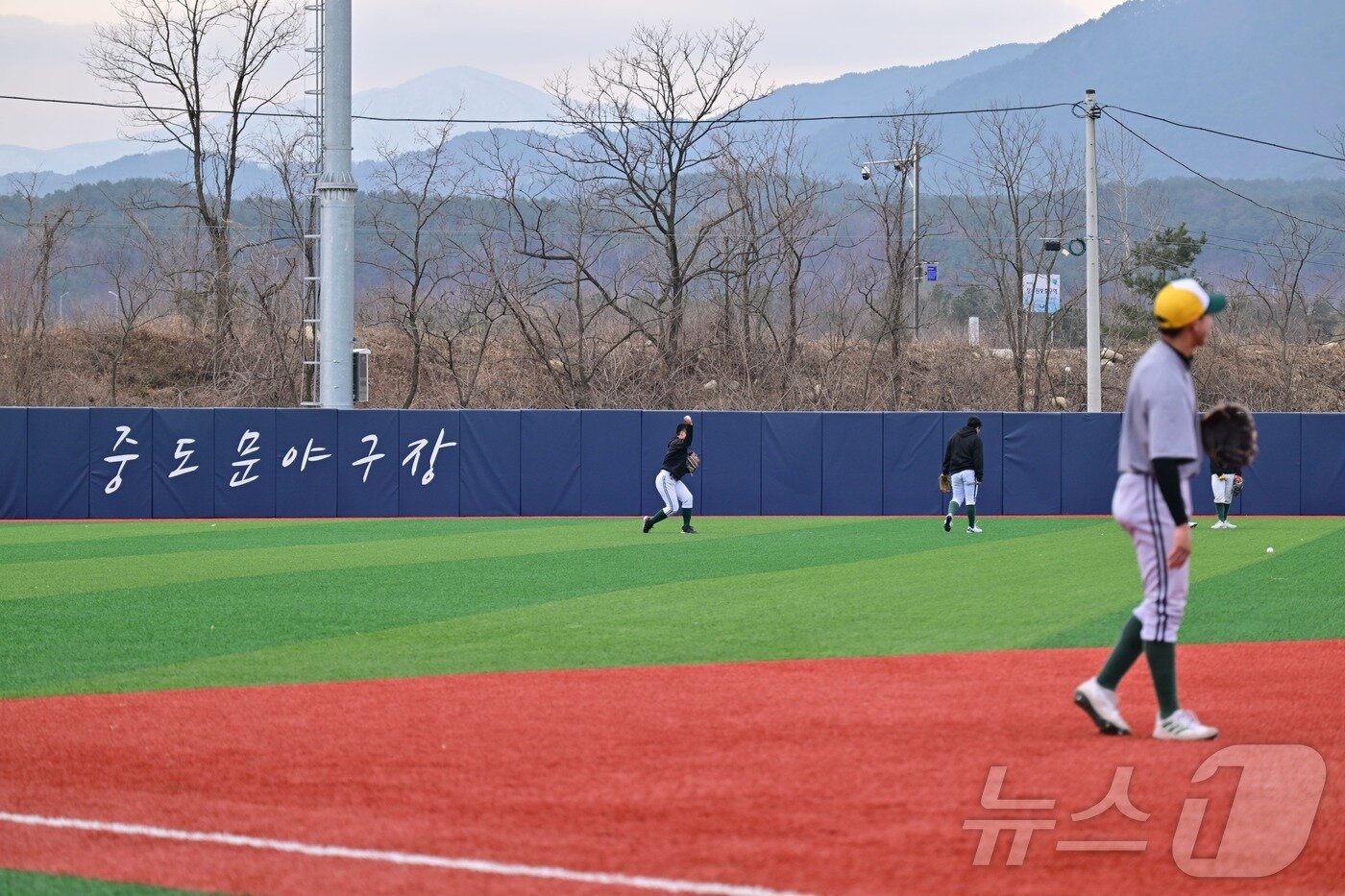 본문 이미지 - 강원 속초시에서 전지훈련 중인 야구단.(속초시 제공. 재판매 및 DB 금지) 2025.2.16/뉴스1