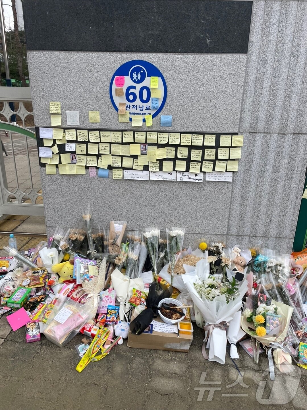 본문 이미지 -   16일 범행이 발생한 학교앞에 고 김하늘 양을 추모하는 꽃과 편지가 놓여있다. 2025. 2. 16 / 뉴스1 ⓒ News1 양상인 기자