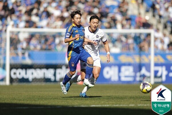 본문 이미지 - 볼 경합 중인 울산 강상우&#40;왼쪽&#41;와 안양 김정현. &#40;한국프로축구연맹 제공&#41;