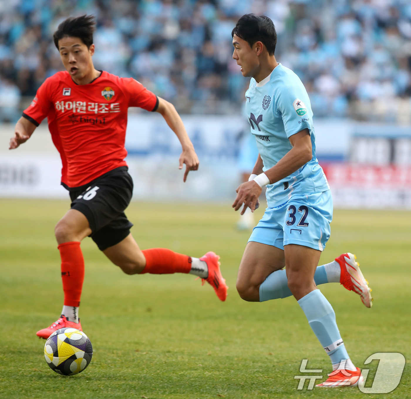 (대구=뉴스1) 공정식 기자 = 16일 오후 대구iM뱅크PARK에서 열린 프로축구 하나은행 K리그1 2025 대구FC와 강원FC의 경기, 대구 정치인이 돌파를 시도하고 있다. 20 …