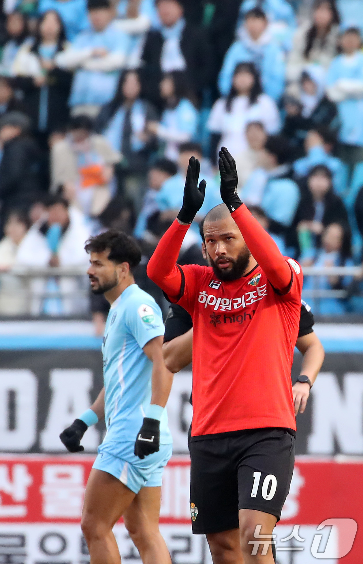 (대구=뉴스1) 공정식 기자 = 16일 오후 대구iM뱅크PARK에서 열린 프로축구 하나은행 K리그1 2025 대구FC와 강원FC의 경기, 전반 선제골을 터뜨린 강원 가브리엘이 손을 …