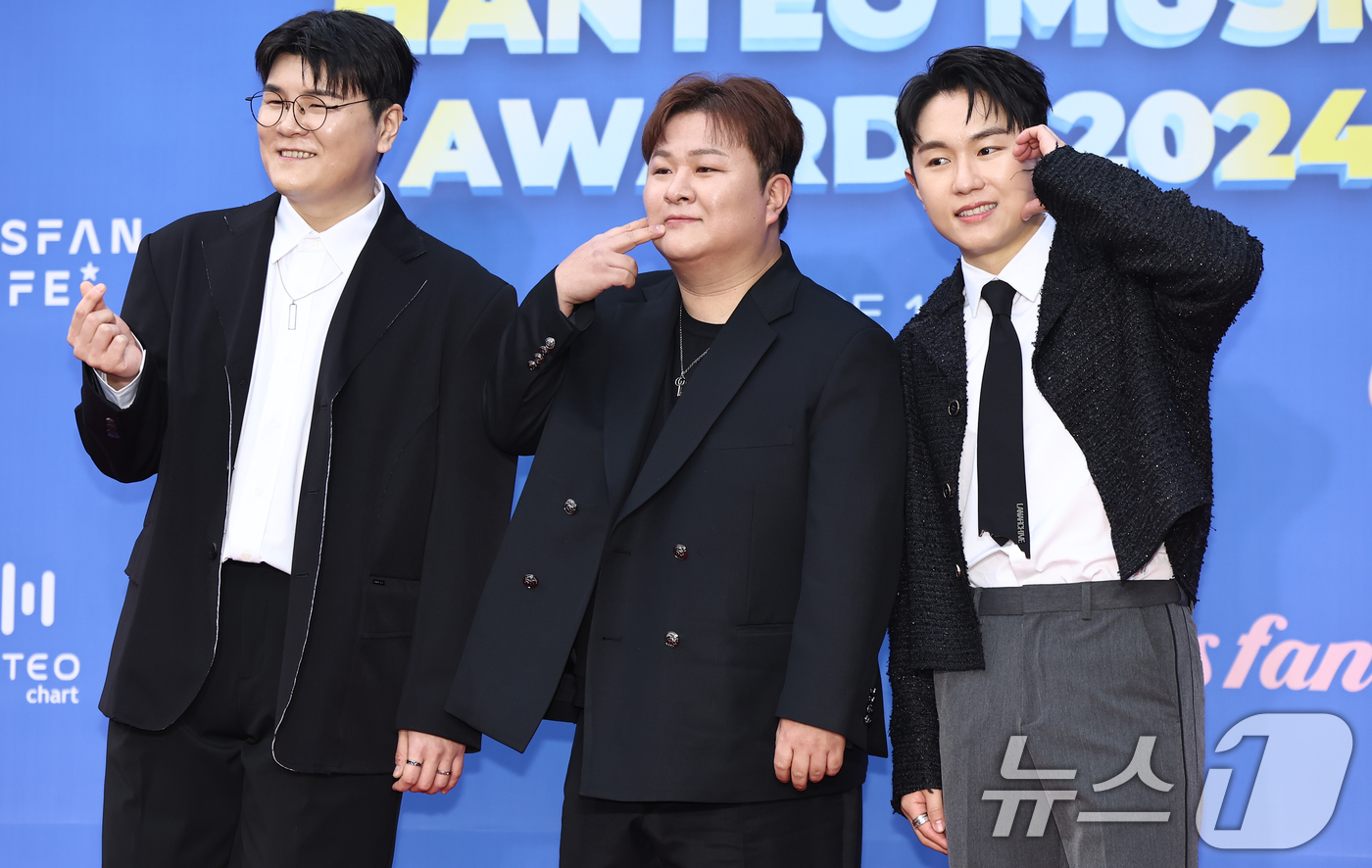 (서울=뉴스1) 김도우 기자 = 허용별(허각, 신용재, 임한별)이 16일 서울 중구 장충체육관에서 열린 '32주년 한터뮤직어워즈 2024' 레드카펫 행사에 참석해 포즈를 취하고 있 …