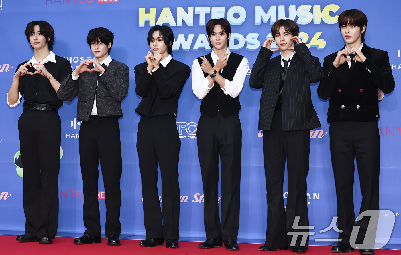 (서울=뉴스1) 김도우 기자 = 보이그룹 라이즈가 16일 서울 중구 장충충체육관에서 열린 '32주년 한터뮤직어워즈 2024' 레드카펫 행사에 참석해 포즈를 취하고 있다. 2025. …