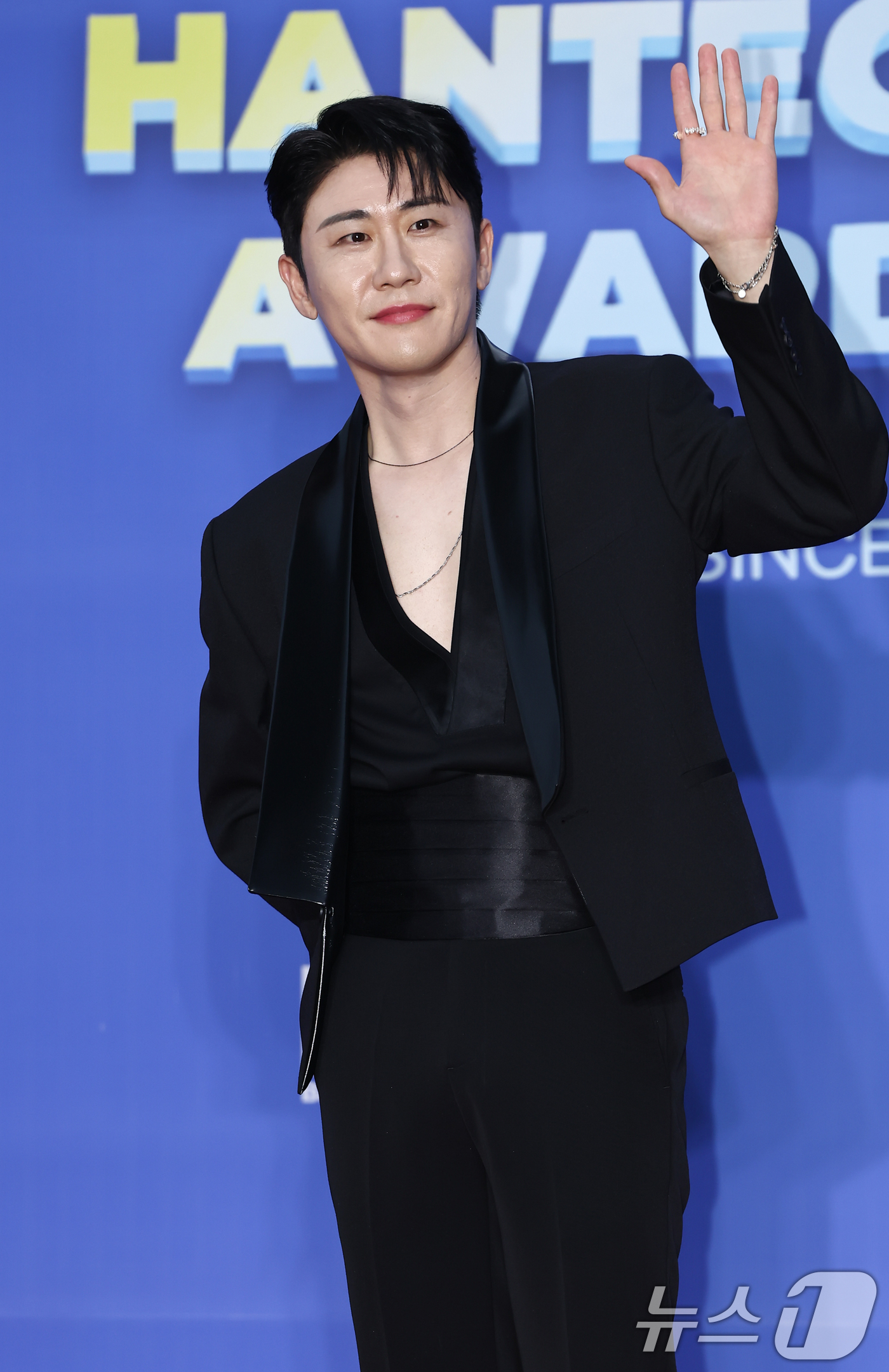 (서울=뉴스1) 김도우 기자 = 가수 영탁이 16일 서울 중구 장충체육관에서 열린 '32주년 한터뮤직어워즈 2024' 레드카펫 행사에 참석해 포즈를 취하고 있다. 2025.2.16 …