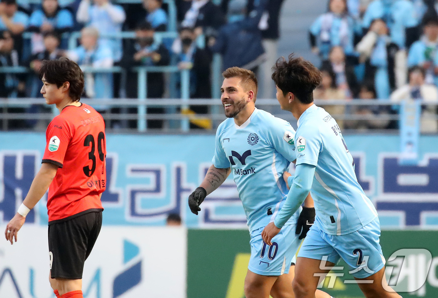 (대구=뉴스1) 공정식 기자 = 16일 오후 대구iM뱅크PARK에서 열린 프로축구 하나은행 K리그1 2025 대구FC와 강원FC의 경기, 후반 동점골을 터뜨린 대구 라마스가 기뻐하 …