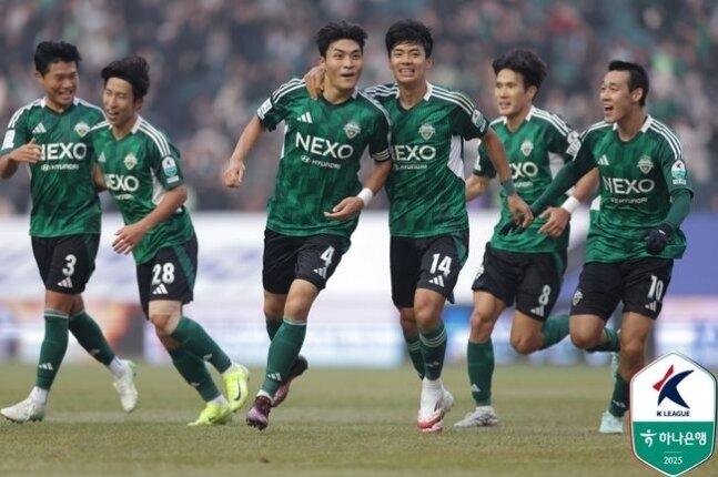 본문 이미지 - 전북 현대가 2025시즌 첫 경기에서 김천 상무를 상대로 2-1로 역전승을 거뒀다. (한국프로축구연맹 제공)