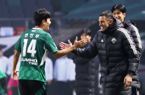 전진우 이적은 없다…포옛 감독 "잔류해 우승에 힘 보태기로 약속"