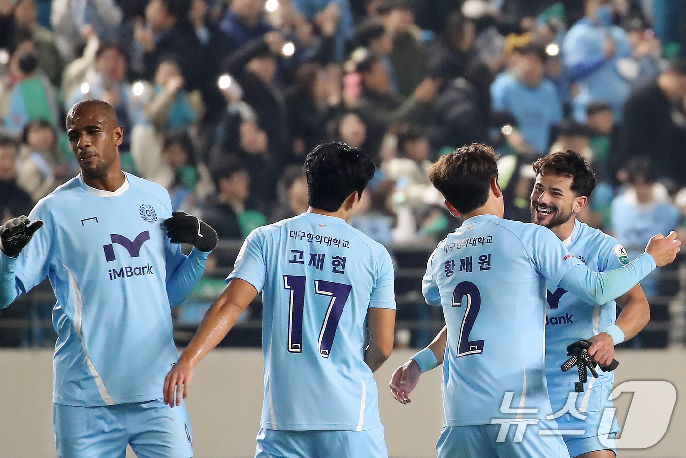 (대구=뉴스1) 공정식 기자 = 16일 오후 대구iM뱅크PARK에서 열린 프로축구 하나은행 K리그1 2025 대구FC와 강원FC의 경기, 후반전 종료 직전 극적인 역전골을 성공시키 …