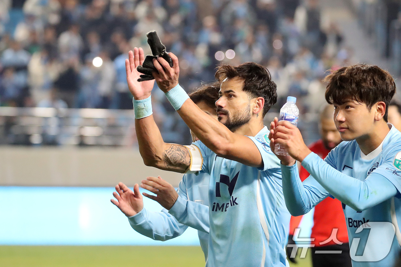(대구=뉴스1) 공정식 기자 = 16일 오후 대구iM뱅크PARK에서 열린 프로축구 하나은행 K리그1 2025 대구FC와 강원FC의 경기, 후반전 종료 직전 극적인 역전골을 성공시키 …