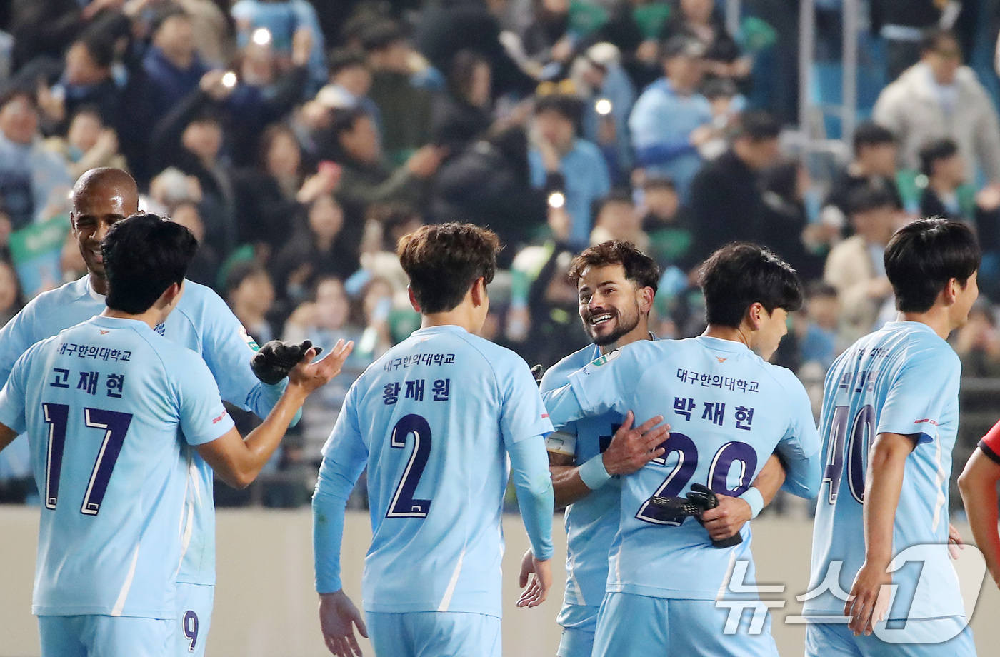 (대구=뉴스1) 공정식 기자 = 16일 오후 대구iM뱅크PARK에서 열린 프로축구 하나은행 K리그1 2025 대구FC와 강원FC의 경기, 후반전 종료 직전 극적인 역전골을 성공시키 …